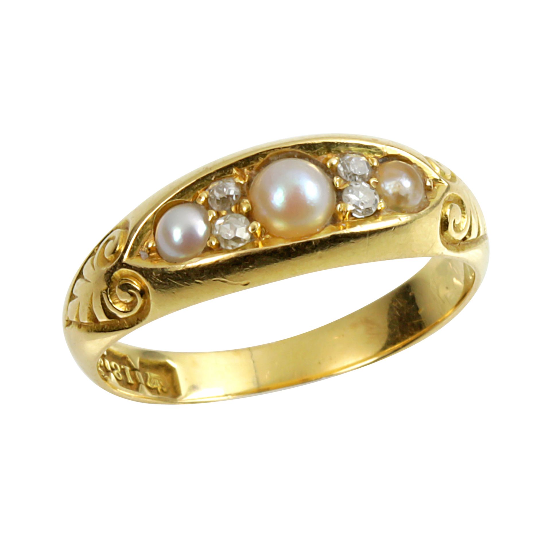 AN ANTIQUE PEARL AND DIAMOND DRESS RING in 18ct yellow gold, set with three graduated pearls