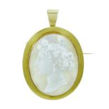 AN ANTIQUE CARVED AGATE CAMEO PENDANT / BROOCH in 18ct yellow gold, set with an oval carved cameo in