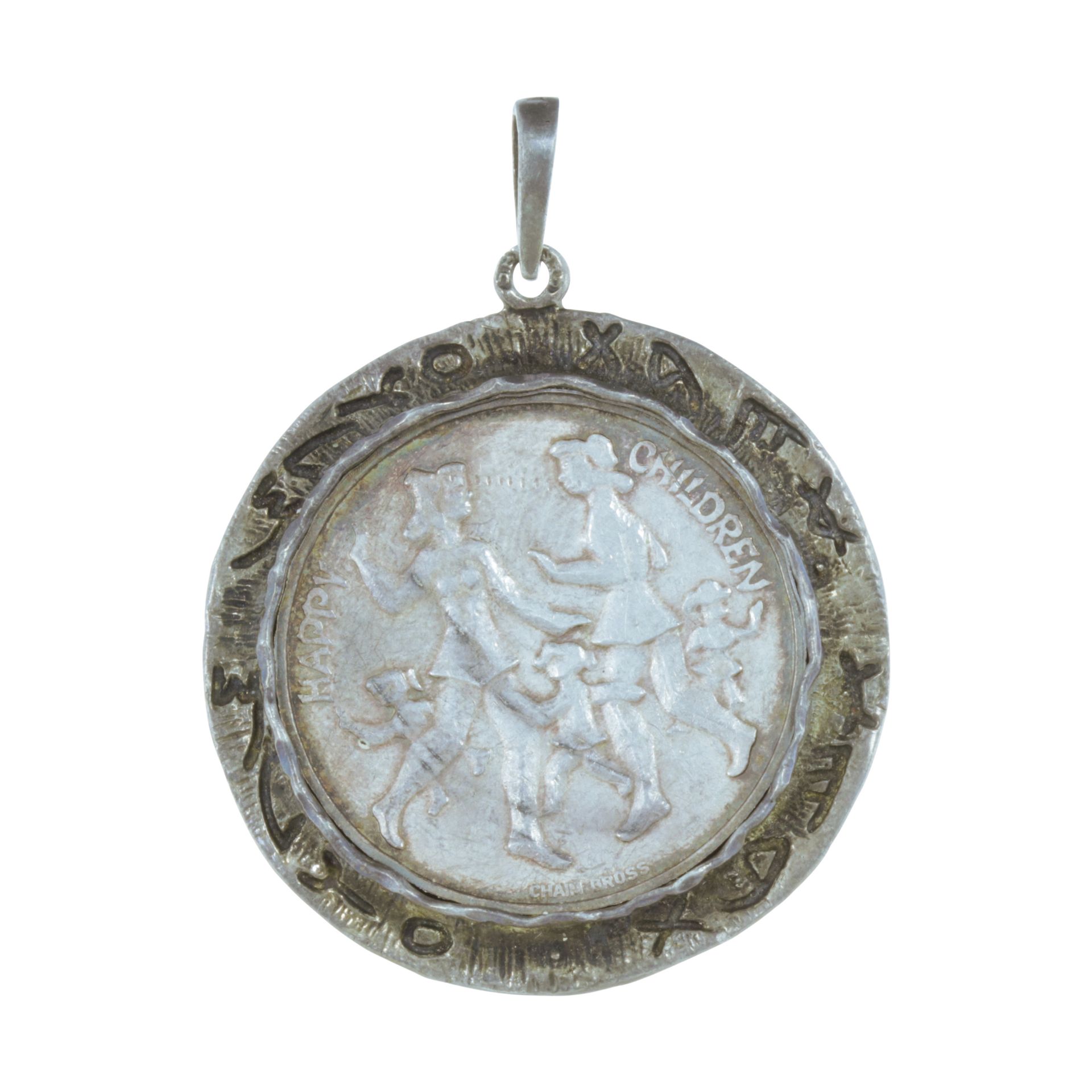 AN ENAMELED SILVER JUDAICA PENDANT of circular form with enameled flowers to the front surrounded by - Image 2 of 2