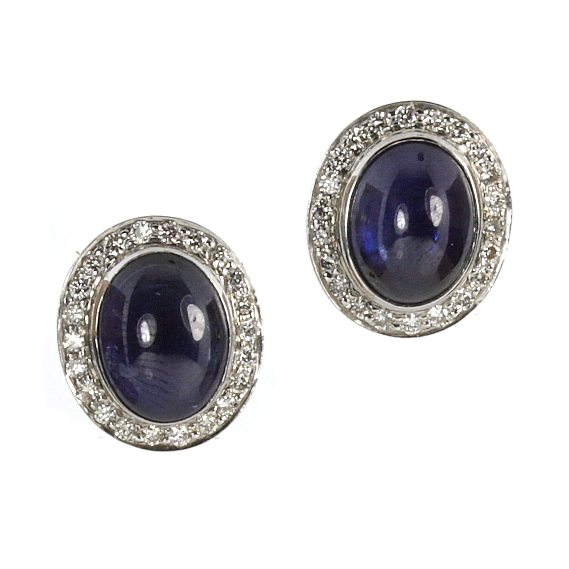 A PAIR OF BLUE SAPPHIRE AND DIAMOND CLUSTER EARRINGS in white gold or platinum, each set with an