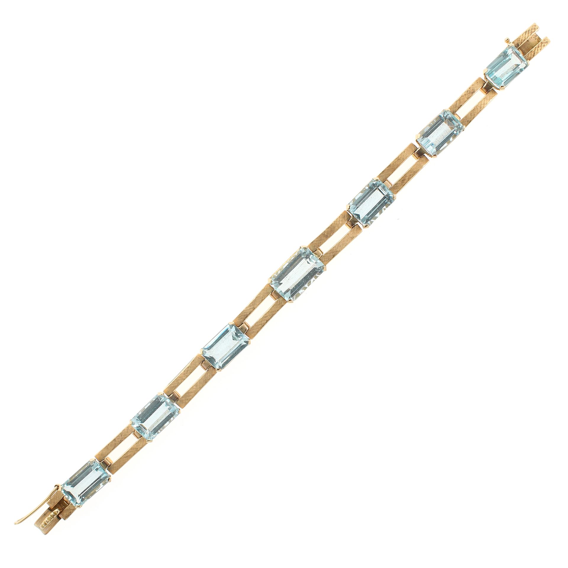 AN AQUAMARINE BRACELET in high carat yellow gold comprising a single row of seven emerald cut