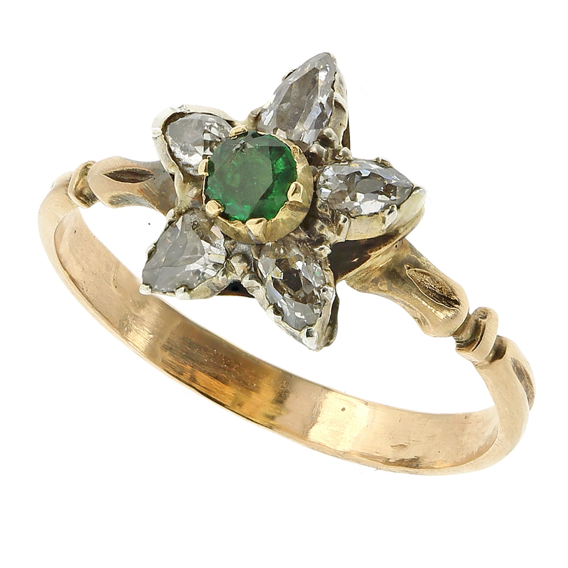 AN ANTIQUE EMERALD AND DIAMOND RING in yellow gold set with a central round cut emerald and five