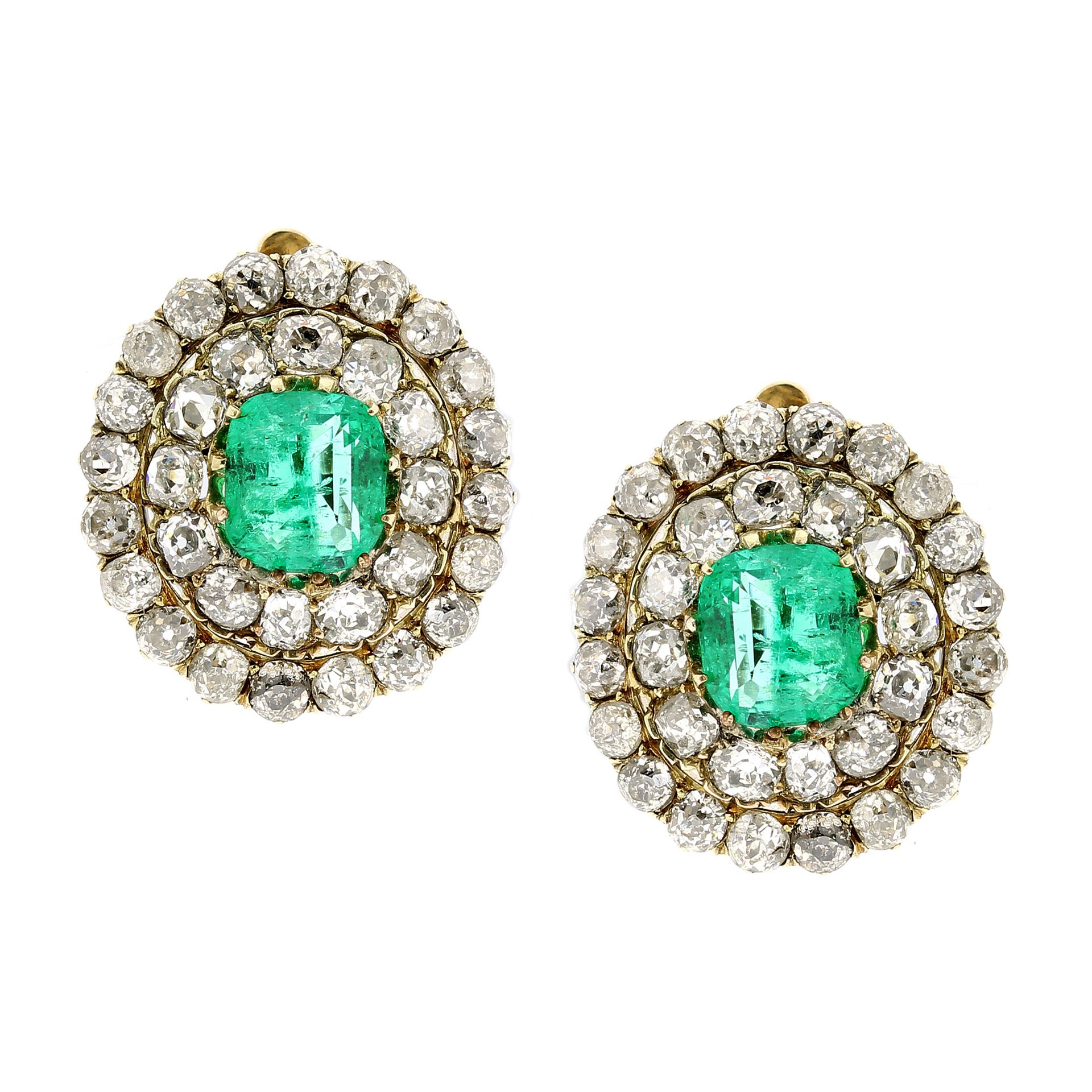 A PAIR OF ANTIQUE COLOMBIAN EMERALD AND DIAMOND CLUSTER EARRINGS in high cart yellow gold, each