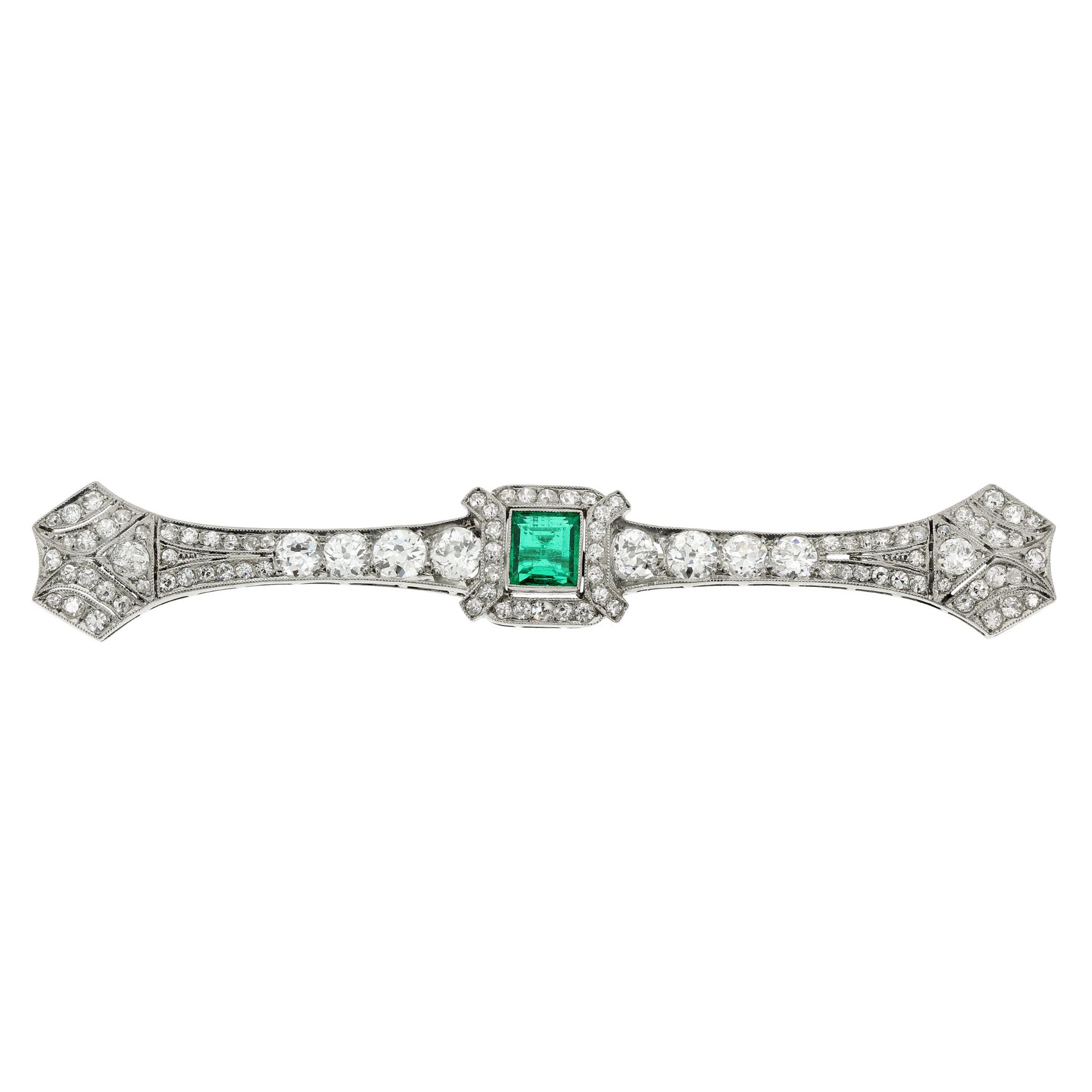 AN ANTIQUE COLOMBIAN EMERALD AND DIAMOND BROOCH CIRCA 1915 in white gold or platinum, set with a