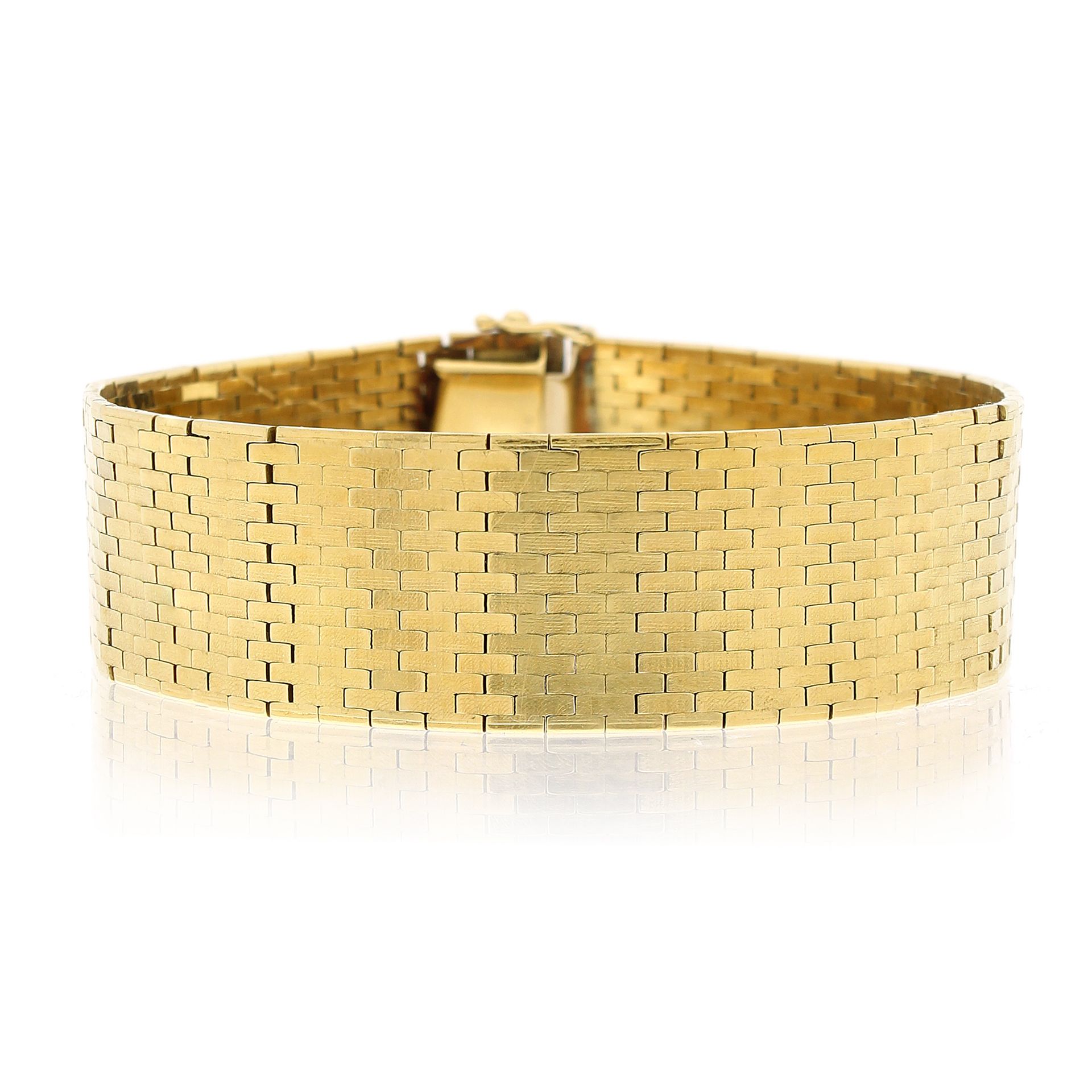 A VINTAGE FANCY LINK BRACELET in 18ct yellow gold, formed of smooth articulated links, stamped