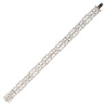 AN ANTIQUE DIAMOND BRACELET, EARLY 20TH CENTURY in white gold or platinum, formed of alternating