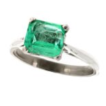 A COLOMBIAN EMERALD RING in white gold or platinum, set with a single emerald cut emerald of 1.93