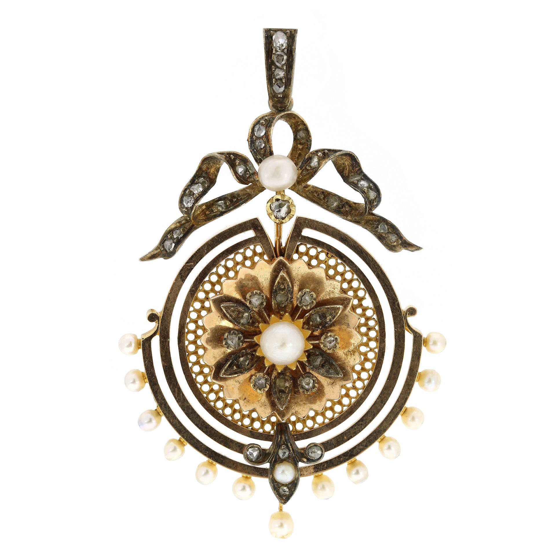 AN ANTIQUE PEARL AND DIAMOND PENDANT in high carat yellow gold and silver, set with a central floral