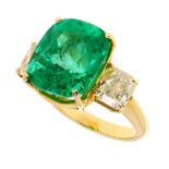 A COLOMBIAN EMERALD AND FANCY COLOURED YELLOW DIAMOND RING in 18ct yellow gold, set with a central