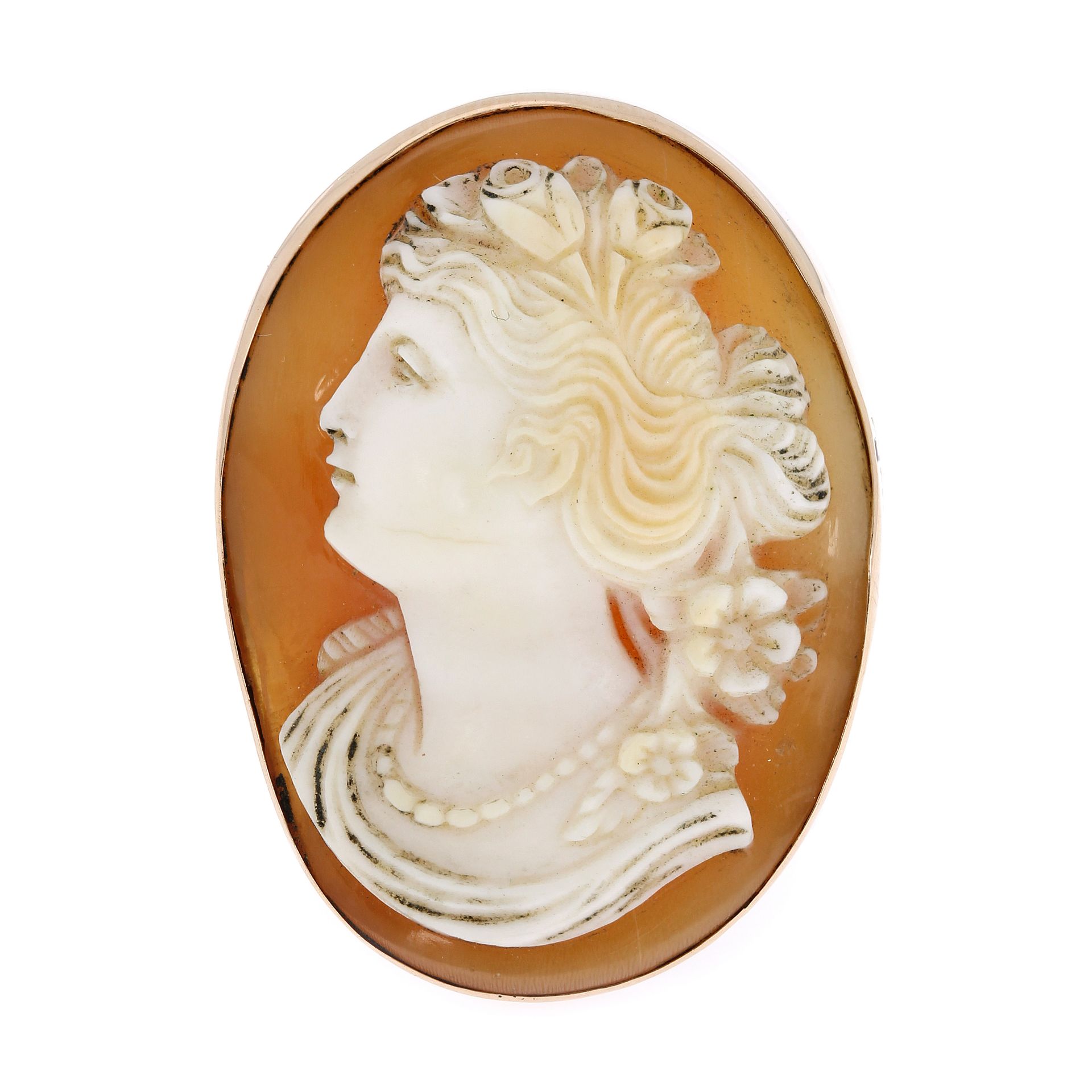 AN ANTIQUE CAMEO BROOCH in yellow gold, set with an oval carved cameo depicting the bust of a