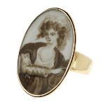 AN ANTIQUE PORTRAIT MINIATURE RING the oval face with an inset painted miniature depicting a lady,