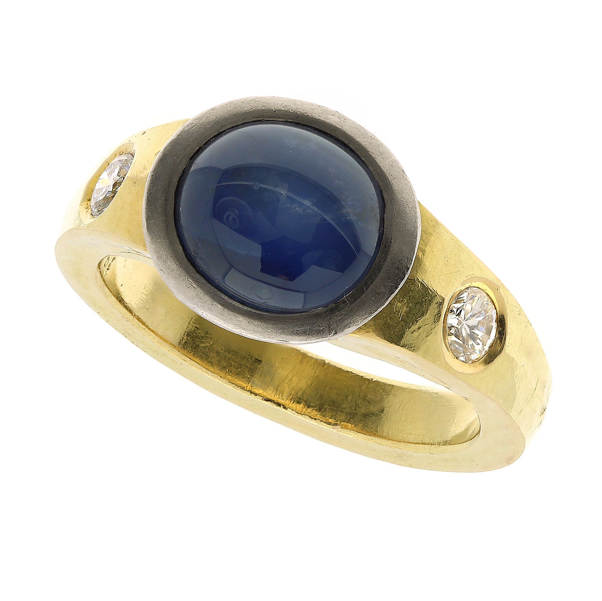 A STAR SAPPHIRE AND DIAMOND DRESS RING in 18ct yellow gold and platinum, set with a central oval
