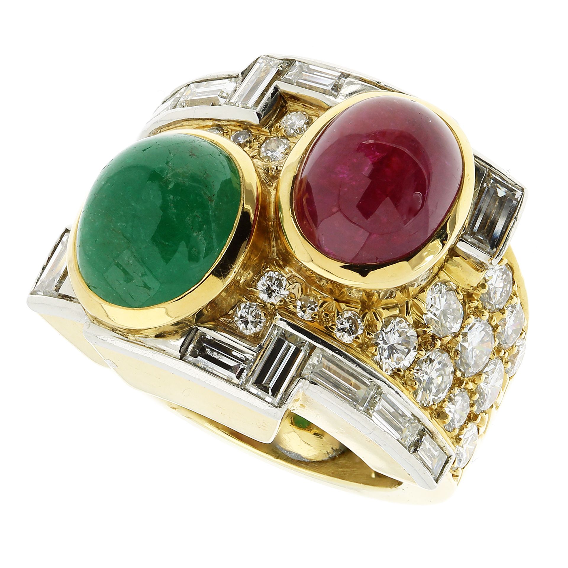 AN EMERALD, RUBY AND DIAMOND RING, DAVID WEBB in 18ct yellow gold and platinum, set with a large