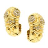 A PAIR OF DIAMOND HALF HOOP CLIP EARRINGS in 18ct yellow gold, in the manner of Bulgari, each