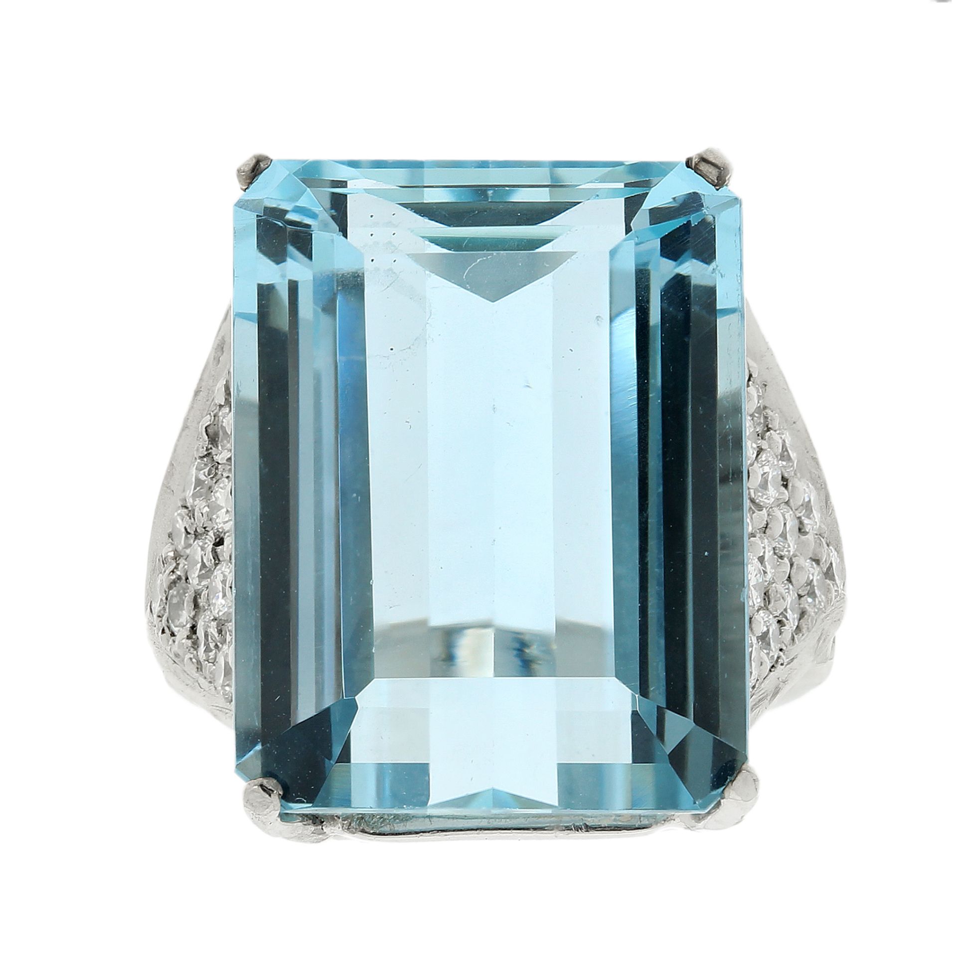 AN ANTIQUE AQUAMARINE AND DIAMOND RING in white gold or platinum, set with a large emerald cut - Bild 2 aus 2