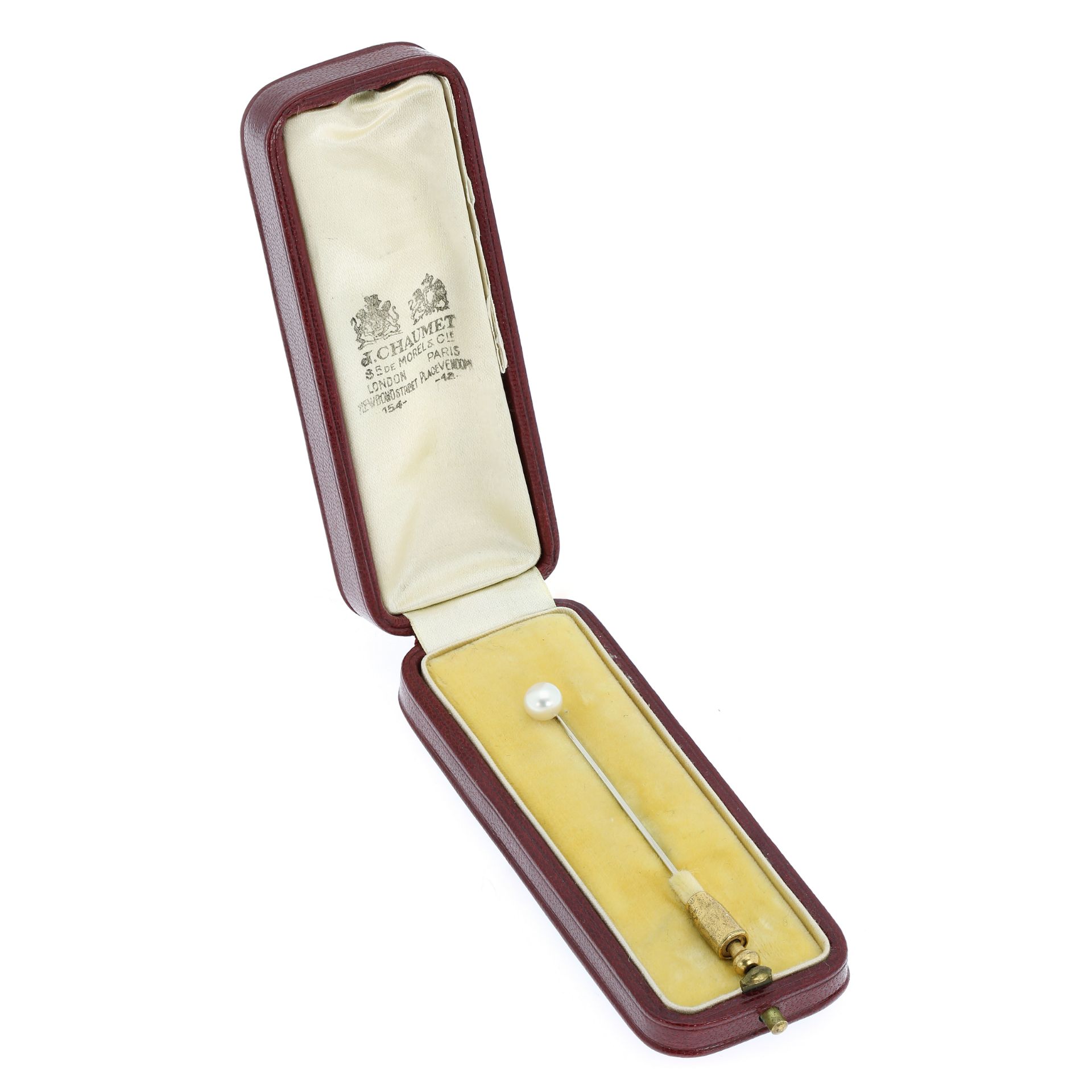 AN ANTIQUE PEARL TIE / STICK PIN in yellow gold, set with a single pearl of 6.3mm in diameter, in