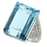 AN ANTIQUE AQUAMARINE AND DIAMOND RING in white gold or platinum, set with a large emerald cut