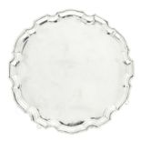 AN ANTIQUE GEORGE V STERLING SILVER SALVER / TRAY BY ERNEST HAYWOOD, BIRMINGHAM 1941 of circular