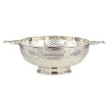 AN ANTIQUE GEORGE V STERLING SILVER BOWL BY SIBRAY HALL & CO, SHEFFIELD 1922 of circular form,