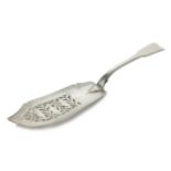 AN ANTIQUE GEORGE IV STERLING SILVER FISH SLICE BY WILLIAM KING, LONDON 1825 the stylised blade with