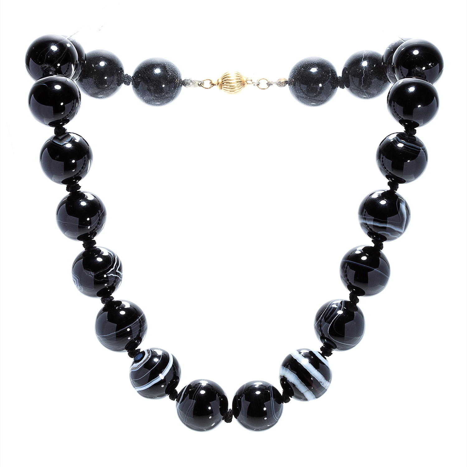 A BANDED AGATE BEAD NECKLACE comprising a single row of twenty two banded agate beads of 18-19mm