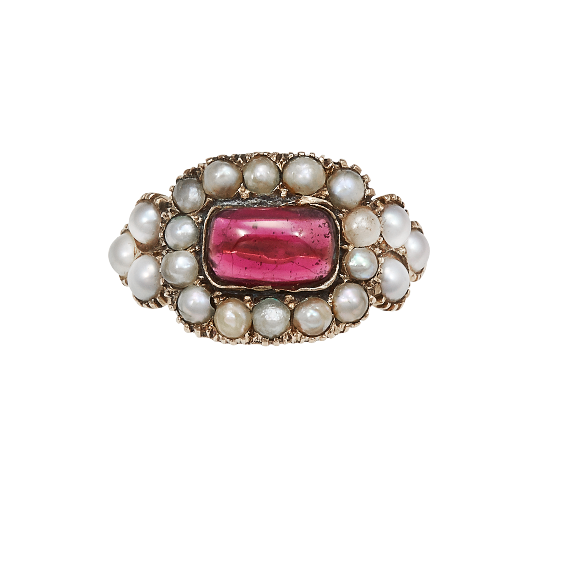 AN ANTIQUE GARNET AND SEED PEARL RING, EARLY 19TH CENTURY in high carat yellow gold, the rounded