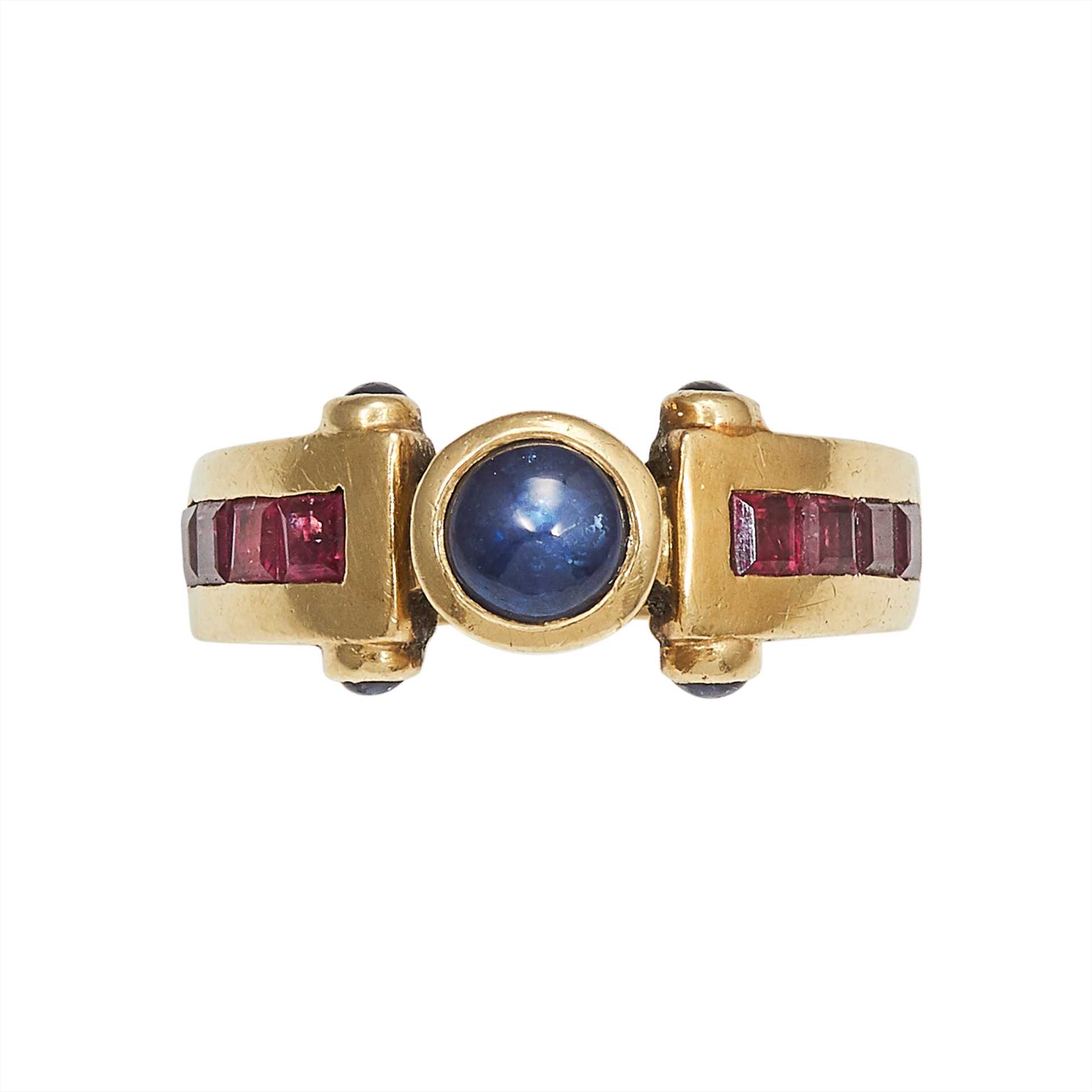 A VINTAGE SAPPHIRE AND RUBY RING in 18ct yellow gold, set with a central cabochon sapphire, bordered