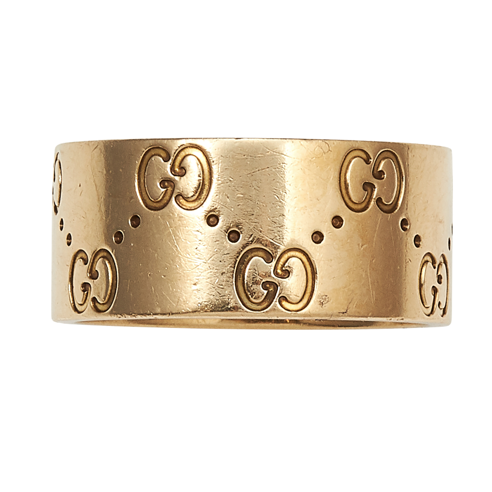 A VINTAGE DRESS RING, GUCCI in 18ct yellow gold, the band decorated with Gucci logos, signed