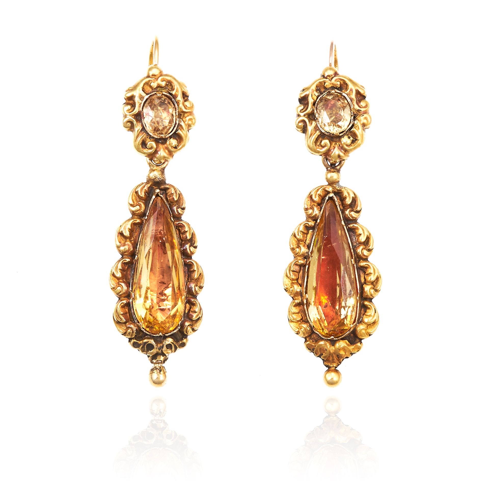 AN ANTIQUE FOILED TOPAZ BROOCH AND EARRINGS SUITE, EARLY 19TH CENTURY in high carat yellow gold, - Bild 2 aus 2