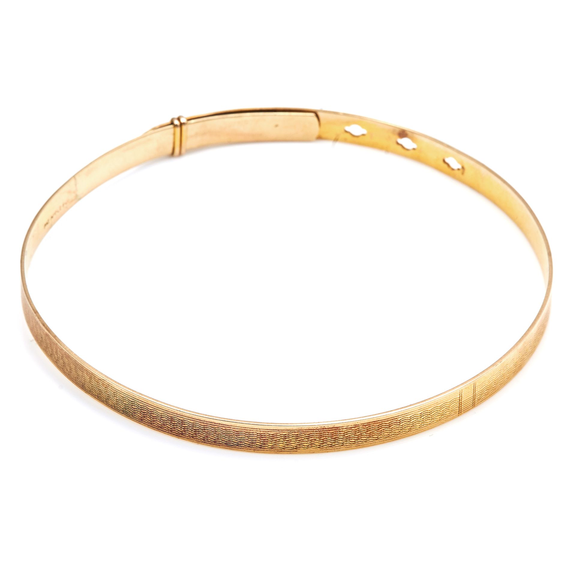 AN ANTIQUE GOLD DOG COLLAR in 9ct yellow gold, with engraved details to the front of the collar,