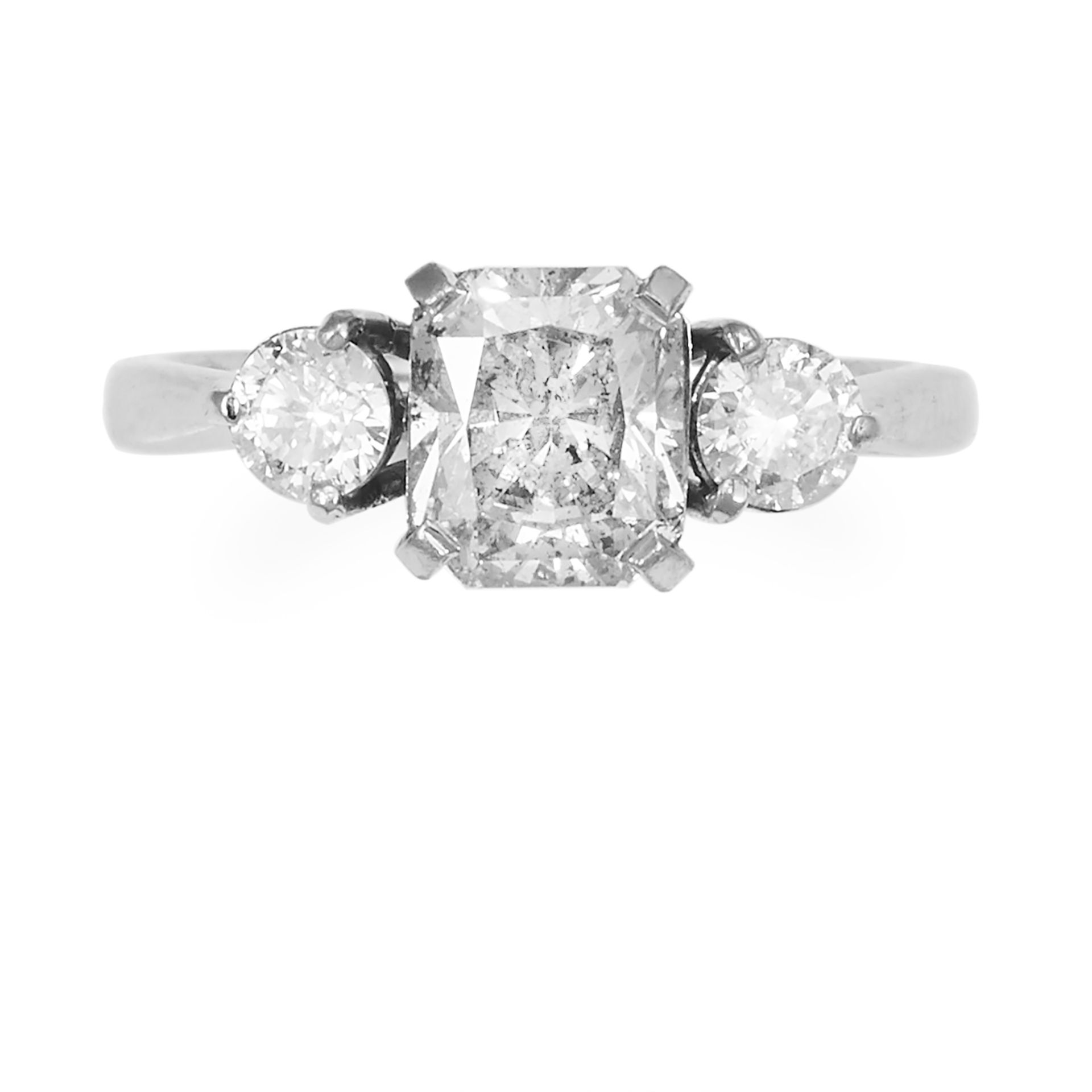 A THREE STONE DIAMOND RING in 18ct white gold, set with a radiant cut diamond of approximately 2.0