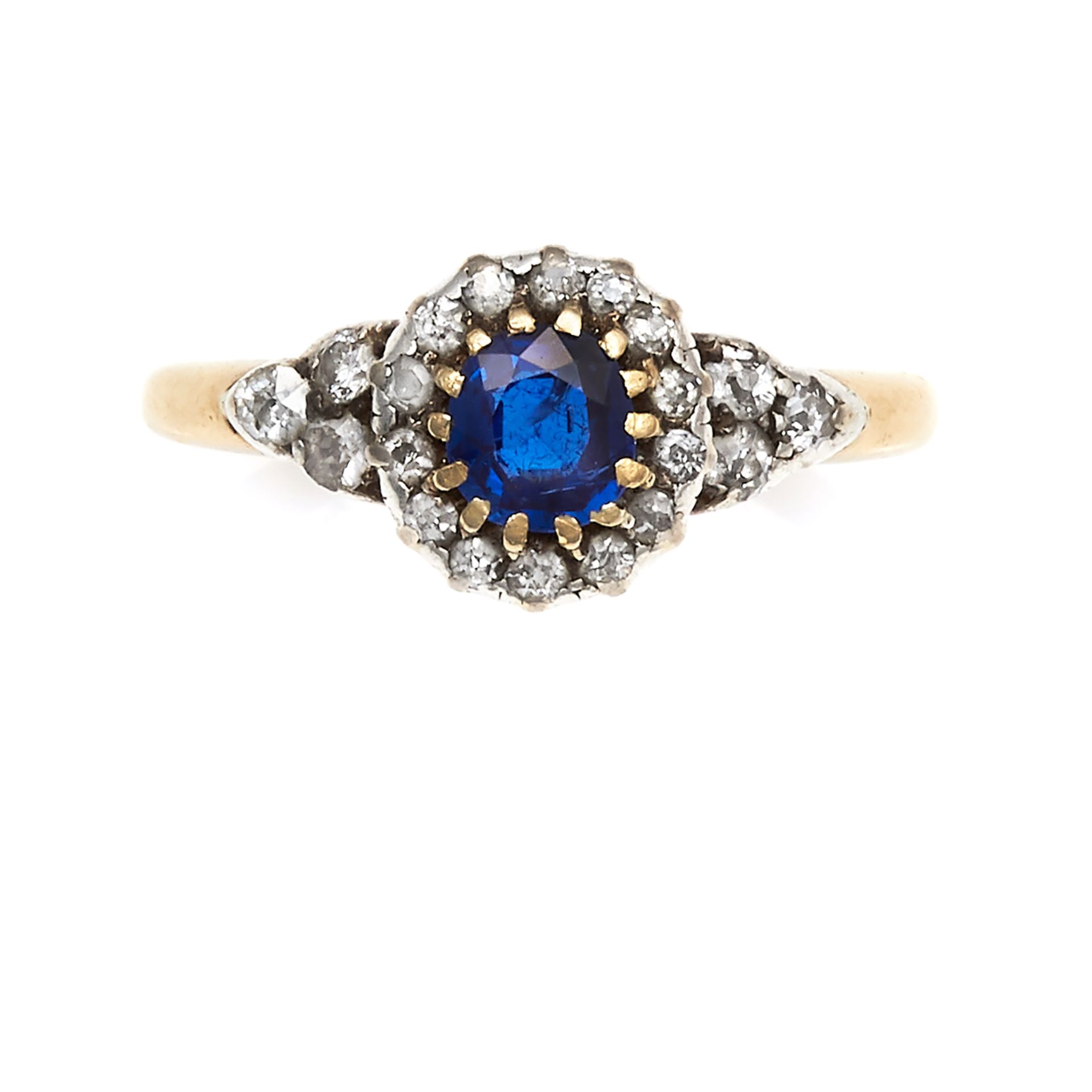 AN ANTIQUE SAPPHIRE AND DIAMOND CLUSTER RING in 18ct yellow gold, set with a central oval cut