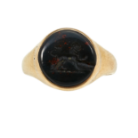 AN ANTIQUE BLOODSTONE INTAGLIO SIGNET RING in 18ct yellow gold, set with an oval piece of bloodstone