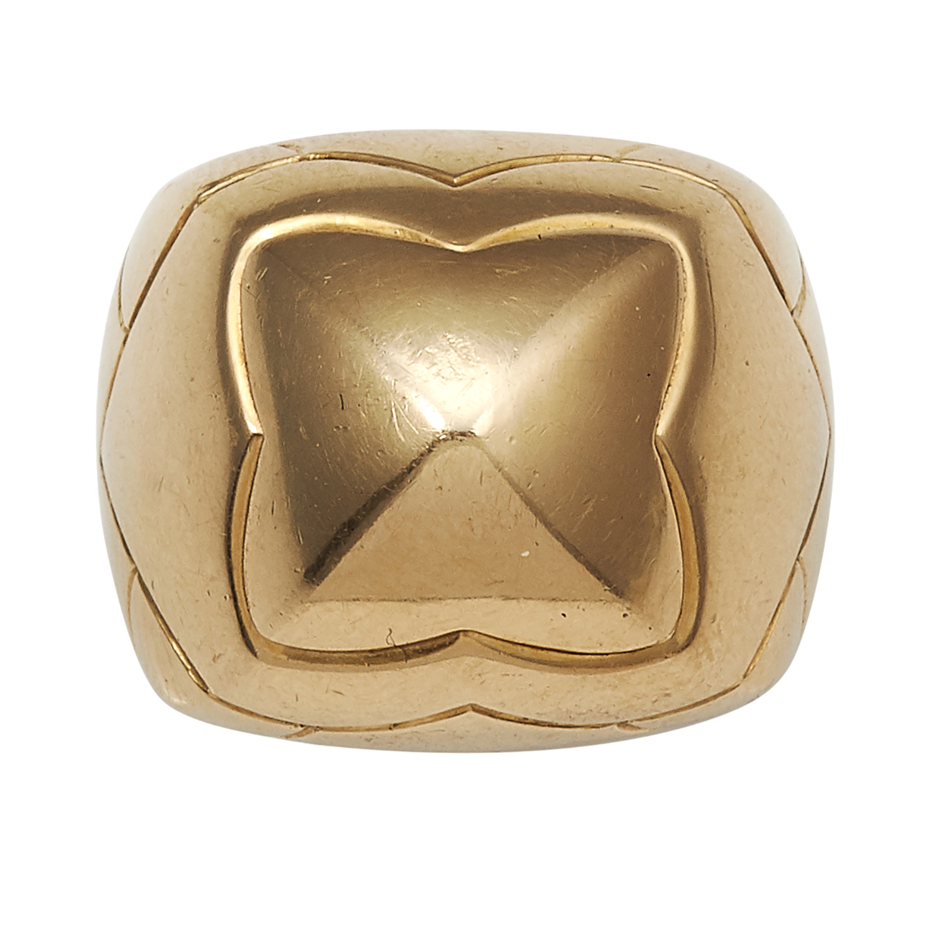 A VINTAGE PYRAMID RING, BULGARI in 18ct yellow gold, of bombe form with a stylised decoration,