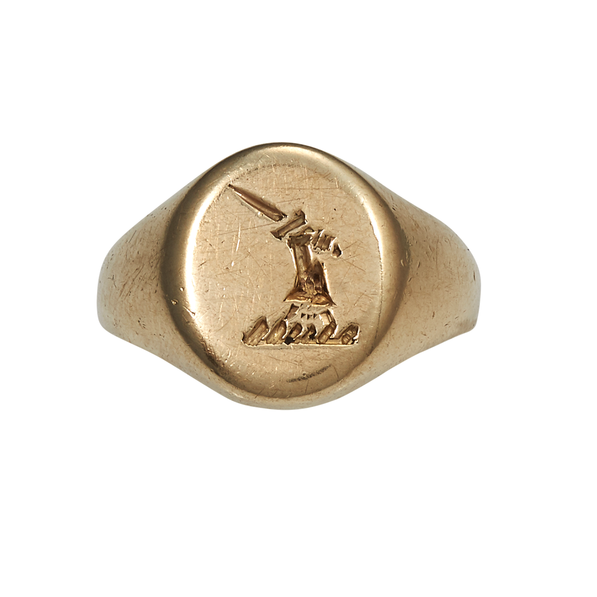 AN ANTIQUE INTAGLIO SIGNET RING in yellow gold, the oval face with engraved heraldic crest, size L /
