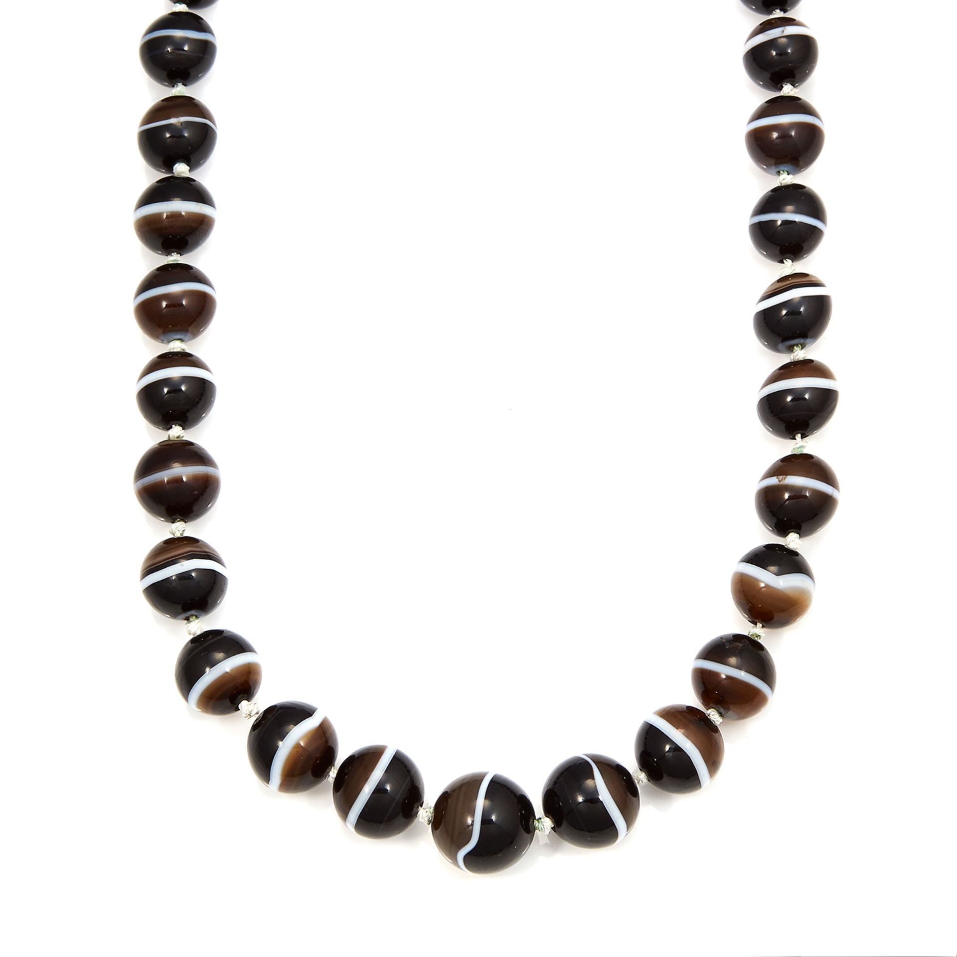 A BANDED AGATE BEAD NECKLACE comprising a single row of thirty one graduated polished banded agate