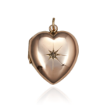 AN ANTIQUE DIAMOND HEART LOCKET / PENDANT CIRCA 1900 in yellow gold, heart shape hinged locket