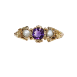 AN ANTIQUE AMETHYST AND PEARL RING, CIRCA 1855 in yellow gold, the round cut amethyst between