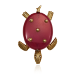 A DIAMOND AND CARNELIAN TURTLE BROOCH, CARTIER CIRCA 1950 in 18ct yellow gold deigned as a turtle,