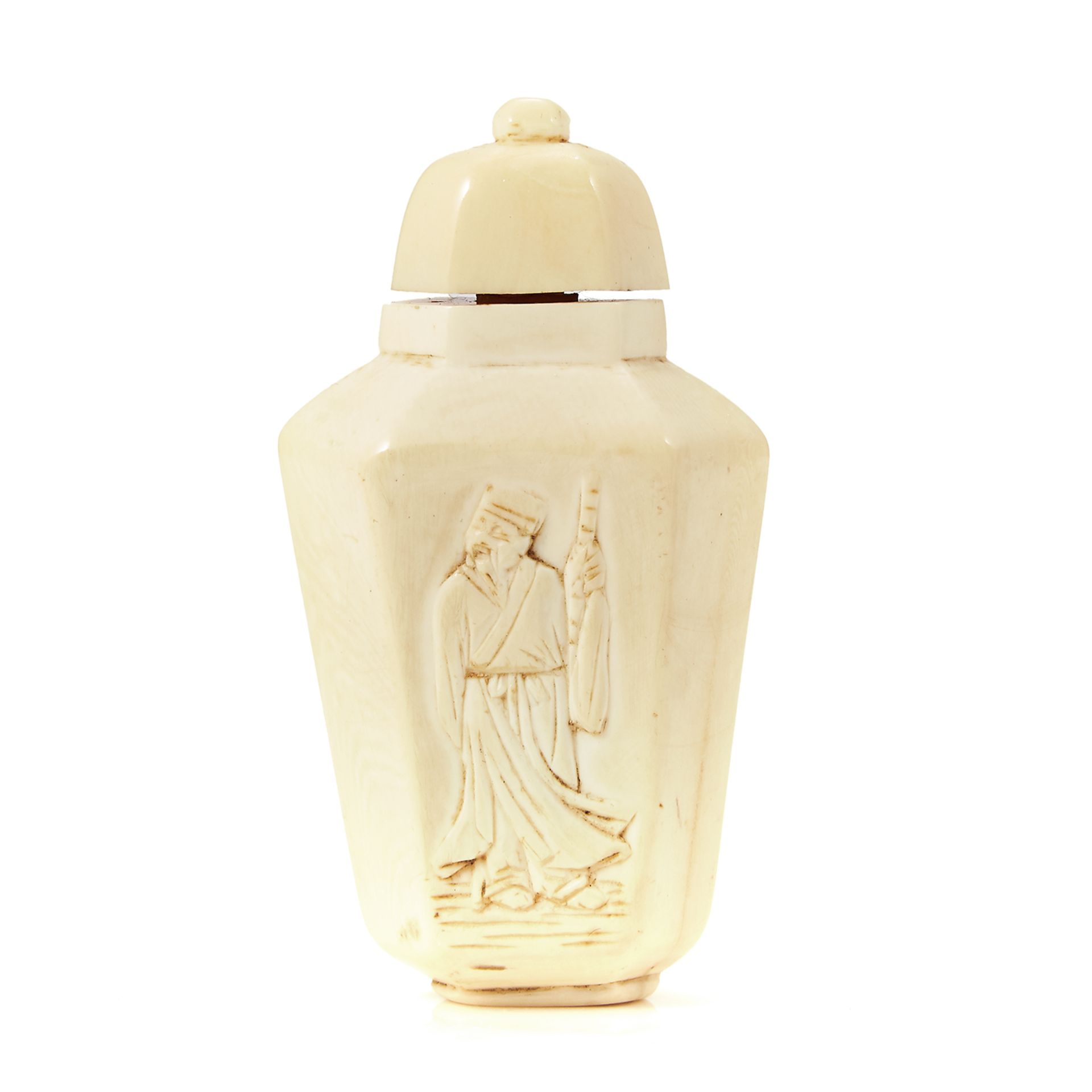 AN ANTIQUE CHINESE CARVED IVORY SNUFF BOTTLE, 19TH CENTURY tapering body with a carved gentleman