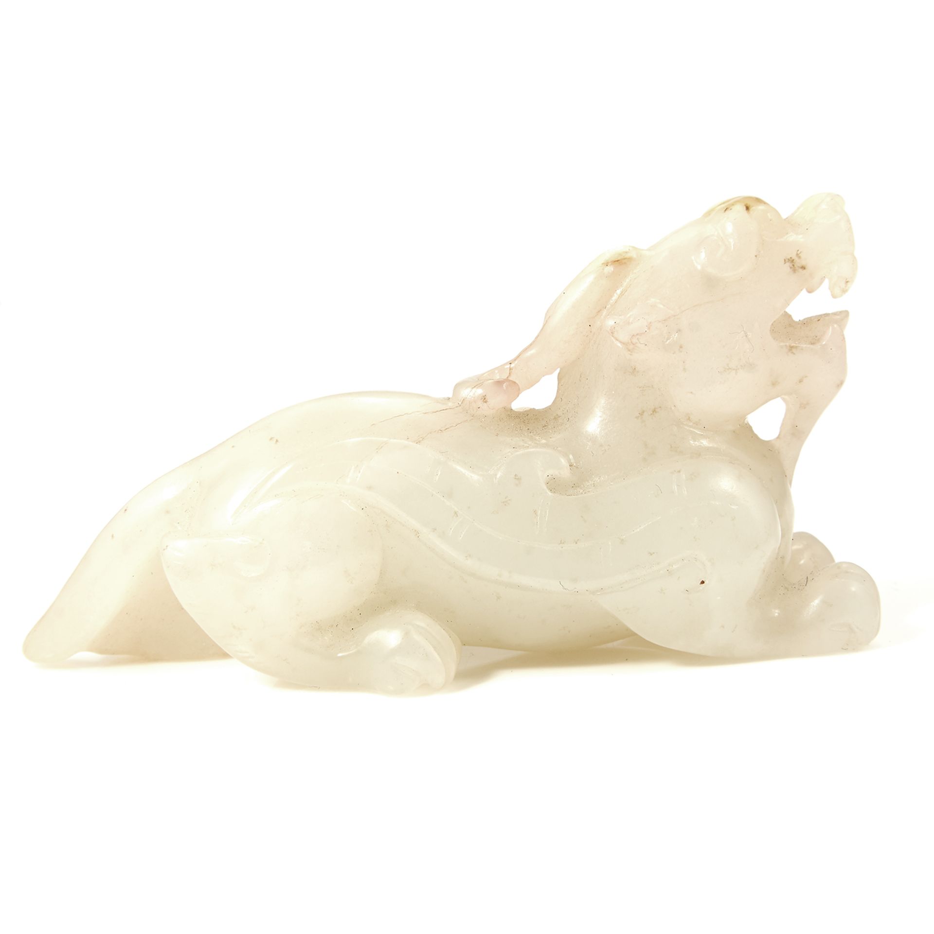 A CHINESE JADE LION STATUE carved in detail to depict a lion recumbent, 7.4cm, 70g.