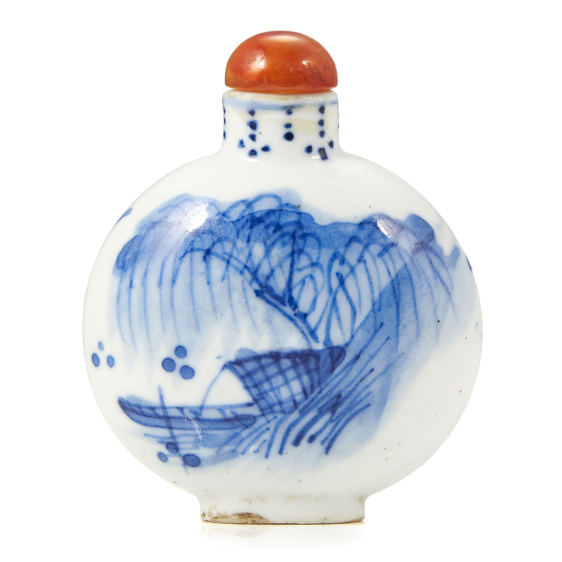 AN ANTIQUE CHINESE BLUE AND WHITE SNUFF BOTTLE, 19TH CENTURY with painted blue and white decoration,