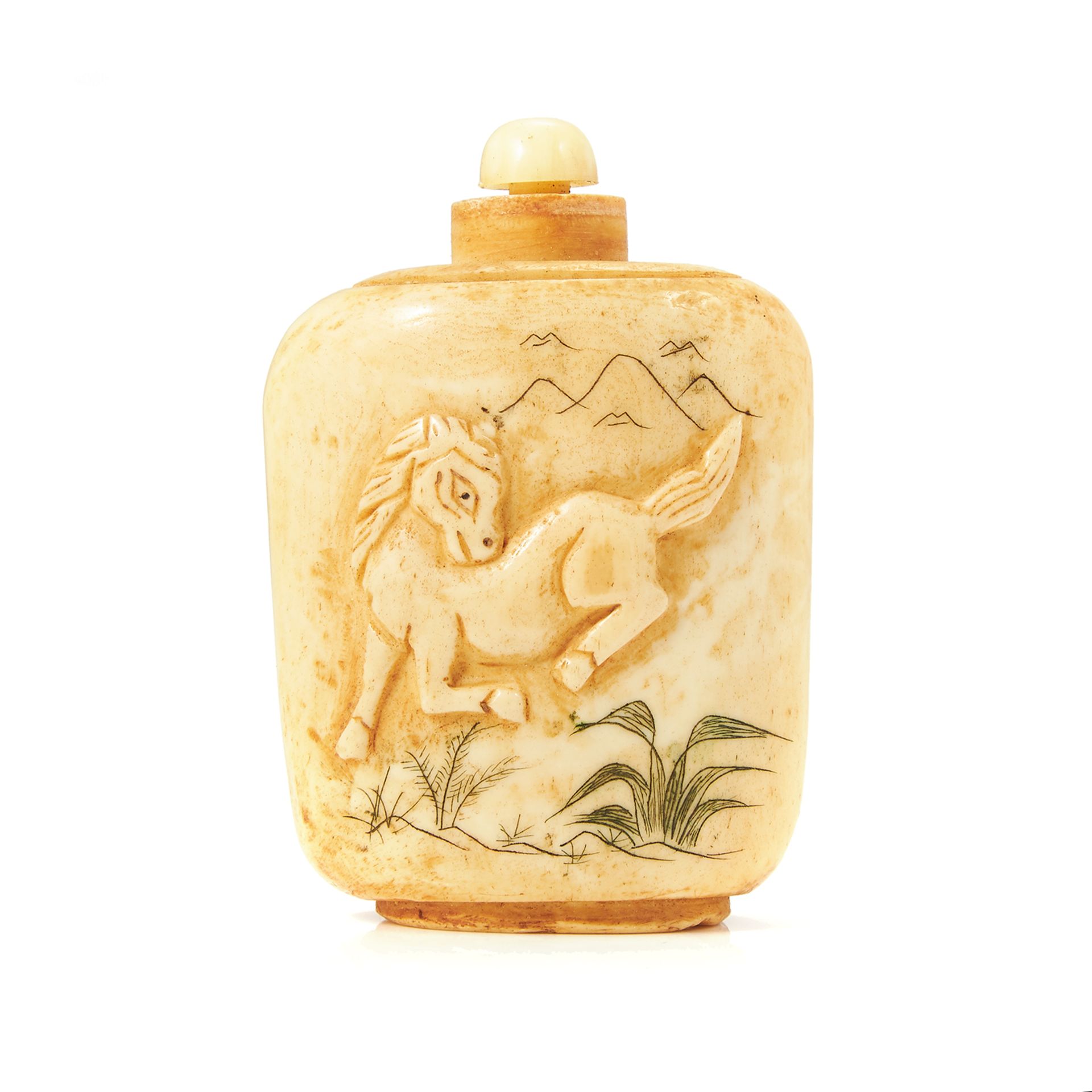 AN ANTIQUE CHINESE CARVED IVORY SNUFF BOTTLE, 19TH CENTURY 7.0cm.