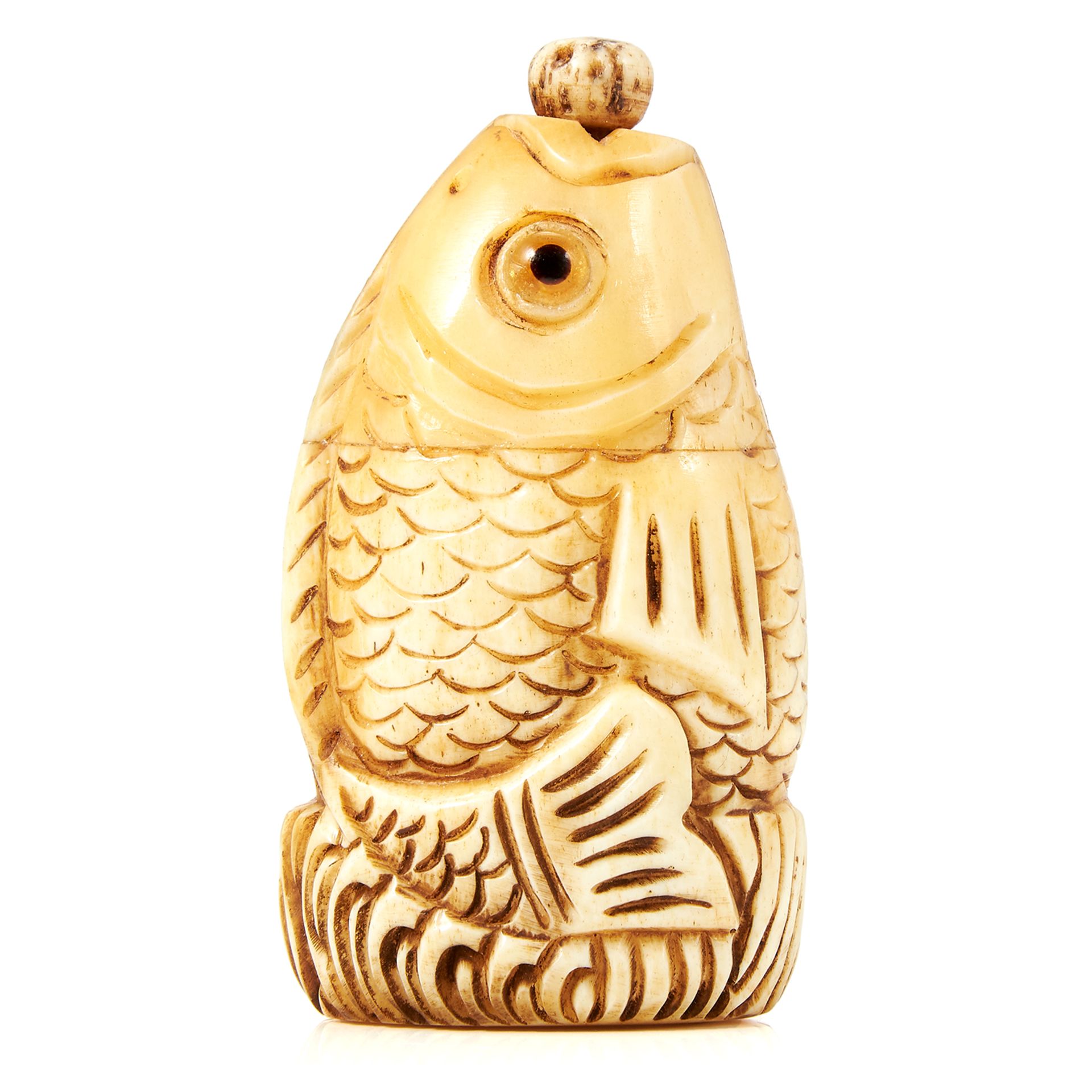 AN ANTIQUE CHINESE CARVED IVORY SNUFF BOTTLE, 19TH CENTURY carved in the form of a fish, 8.3cm.