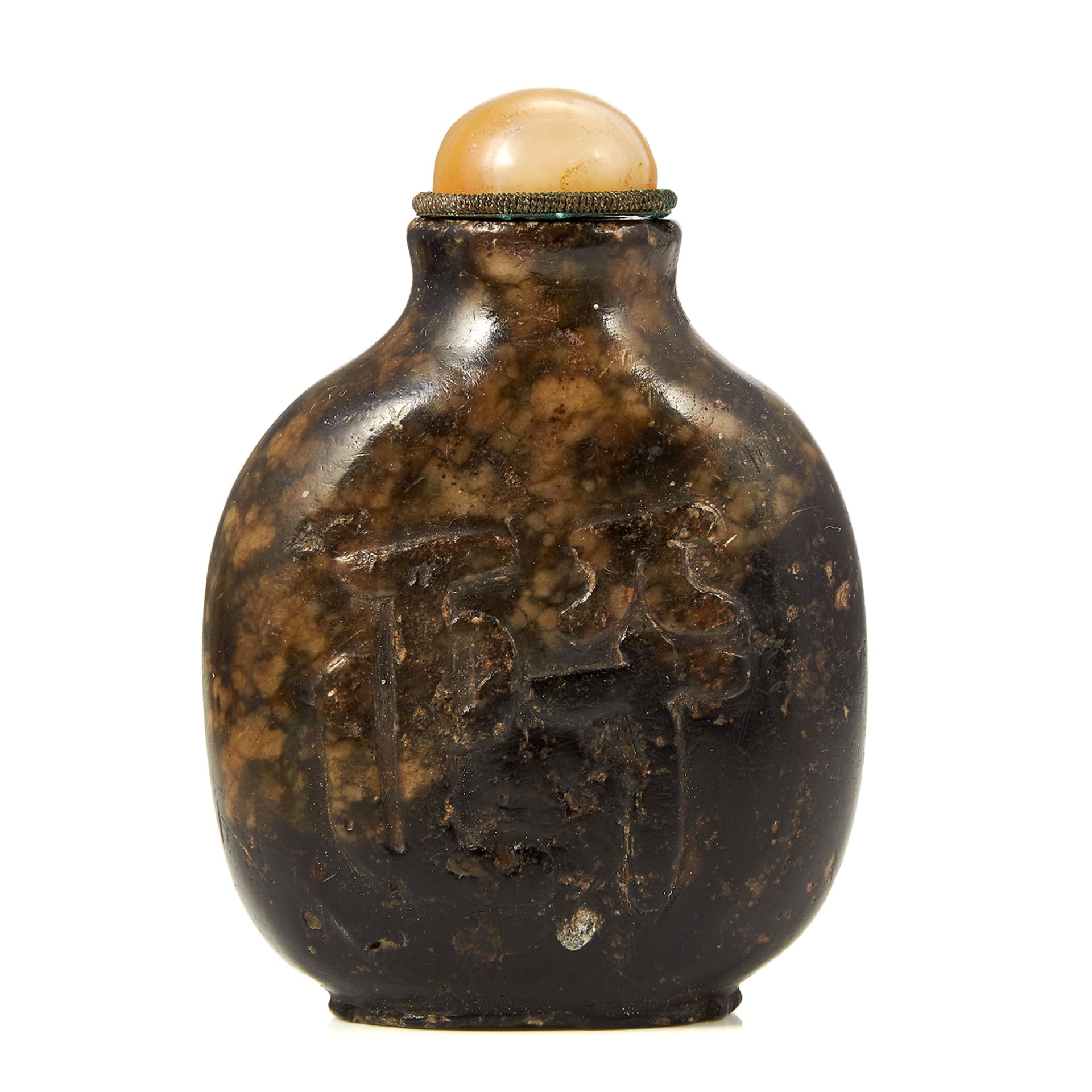 A CHINESE CARVED HARDSTONE SNUFF BOTTLE 7.2cm.