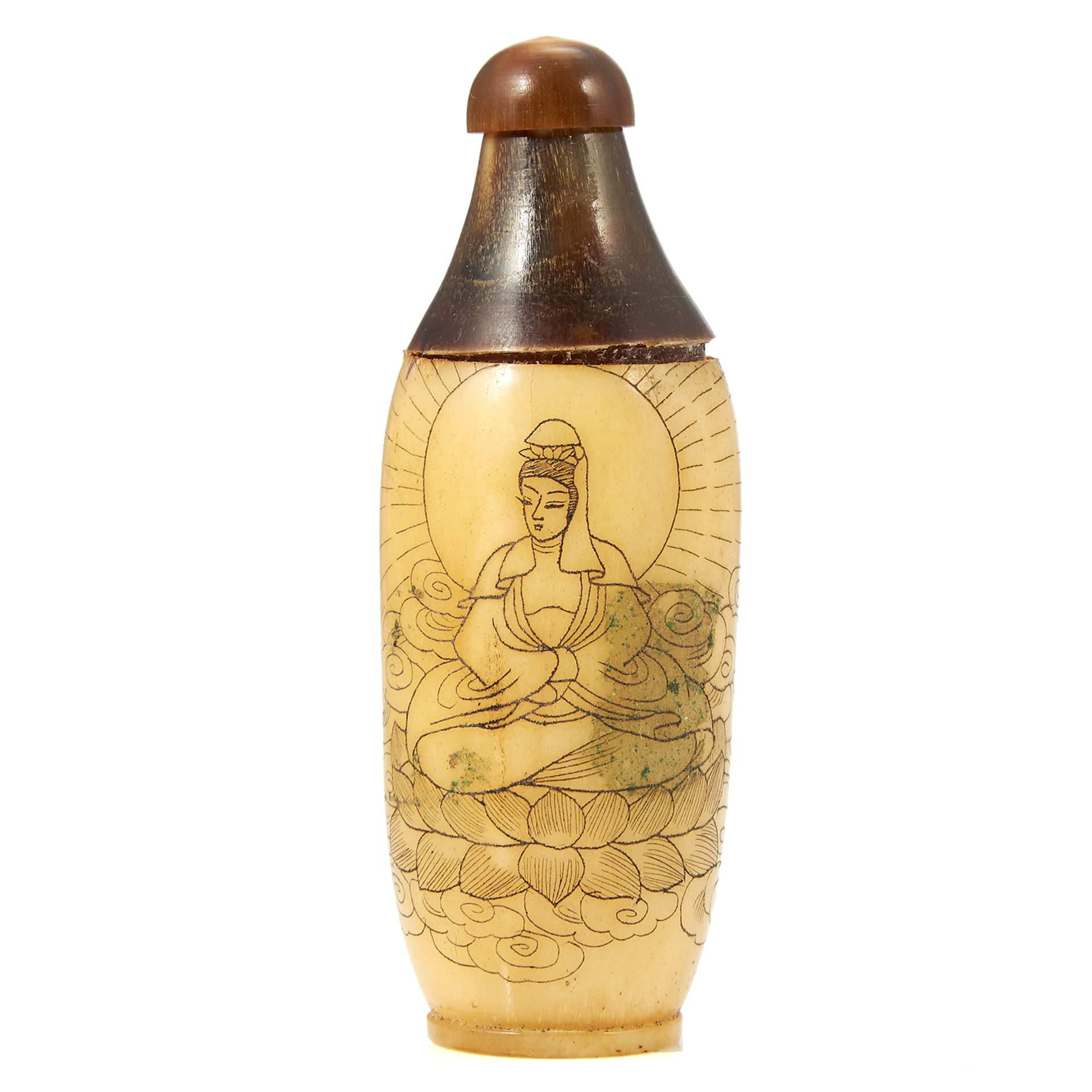 AN ANTIQUE CHINESE HORN AND BONE SNUFF BOTTLE, 19TH CENTURY depicting Guan Yin, 8.0cm.