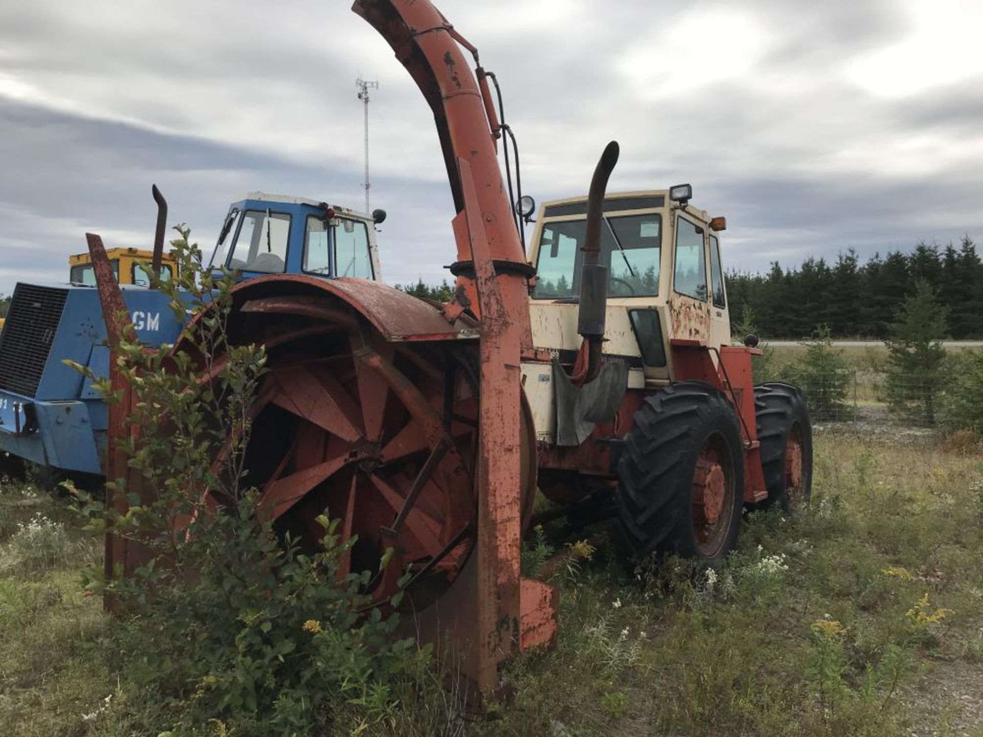 Tracteur Case 2470, année n/d, hres n/d, avec souffleur, à inspecter transmission brisée #251 Série: