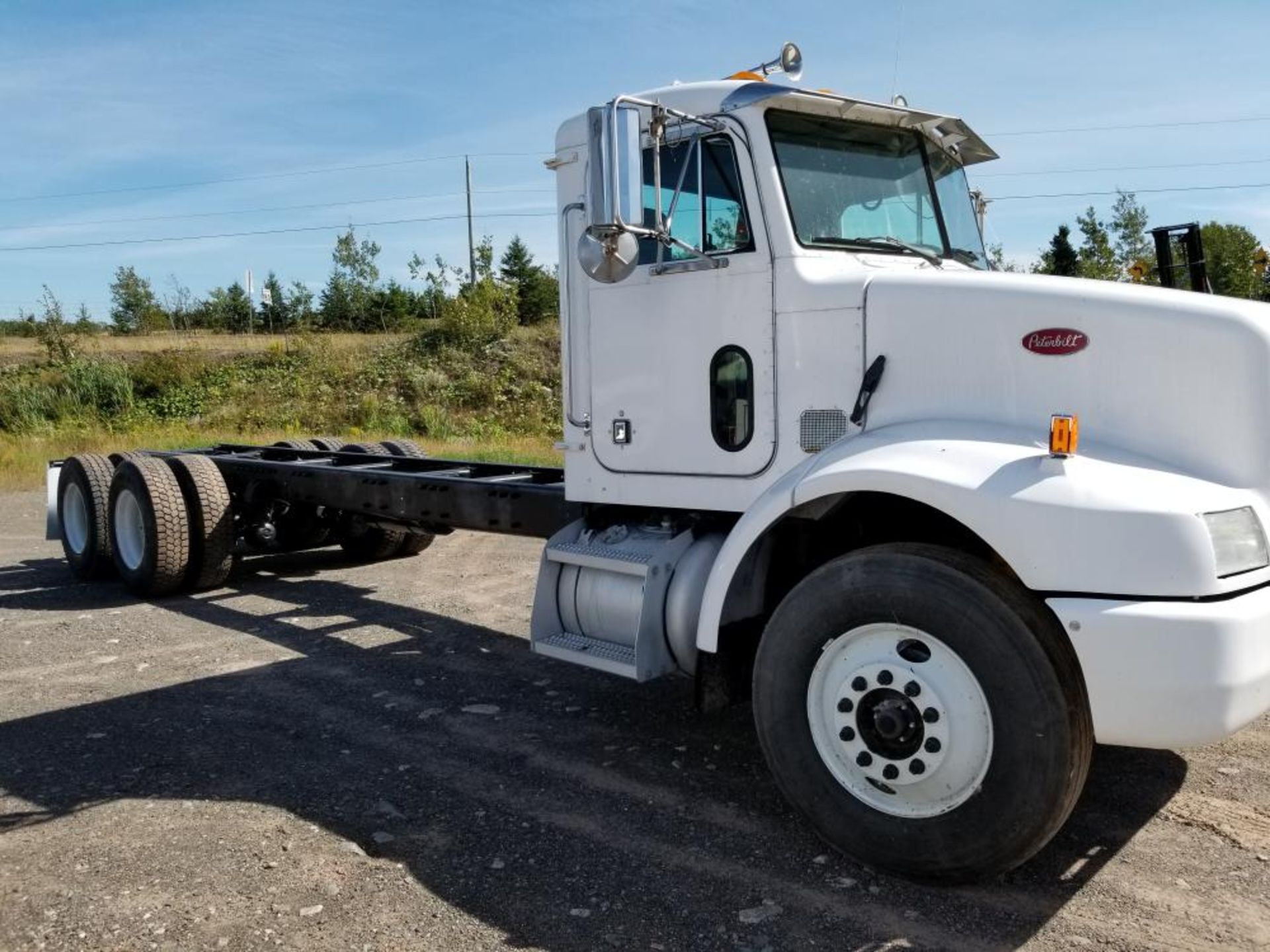 2005 Camion Peterbilt 330, 656 130 km, automatique, essieux 12-40, différentiel Rockwell, moteur - Image 3 of 8