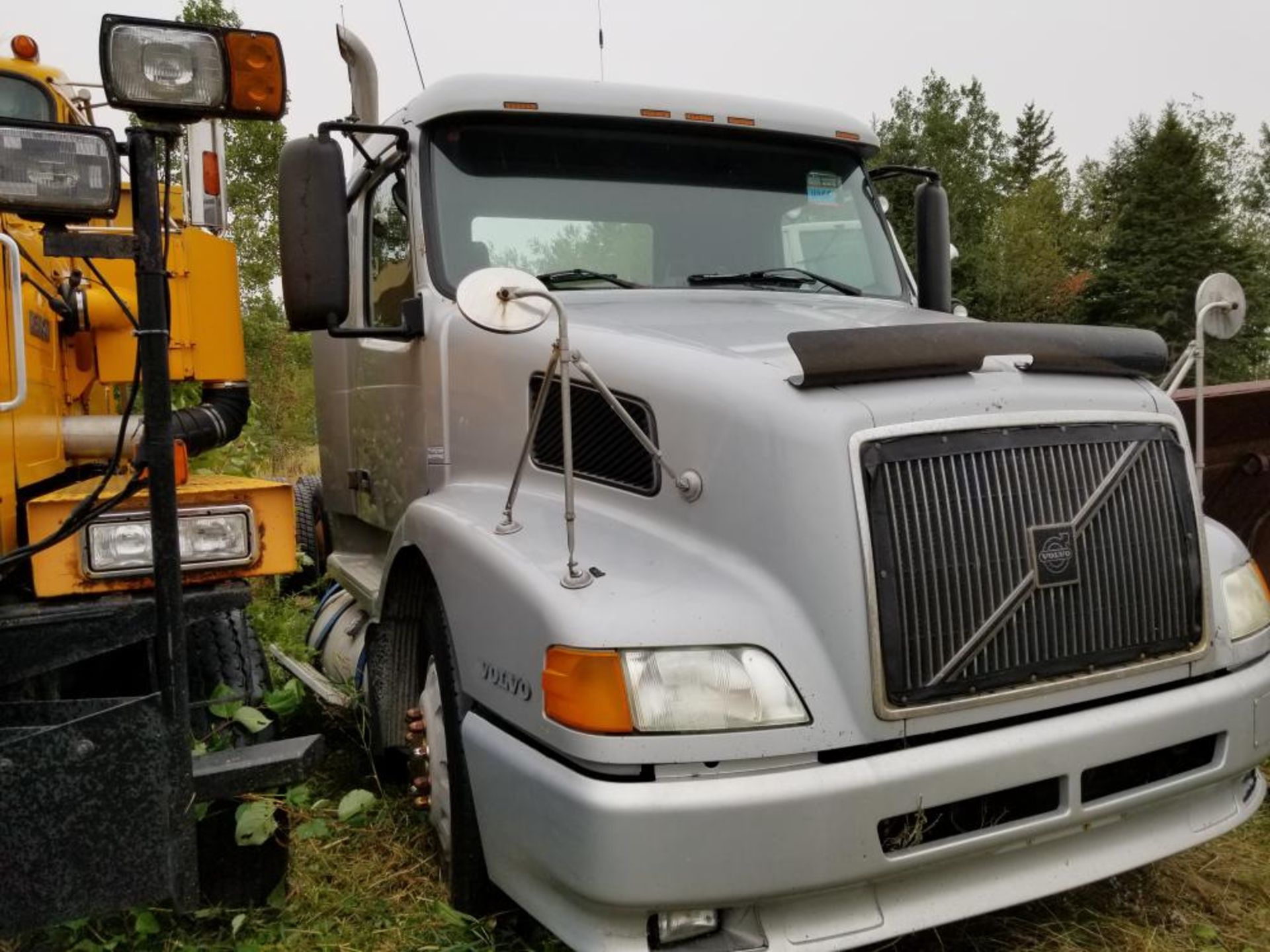 1999 Camion Volvo VN, 15 vit., essieux 12-40, différentiel Rockwell 3/4 lock, moteur Détroit, - Image 2 of 15