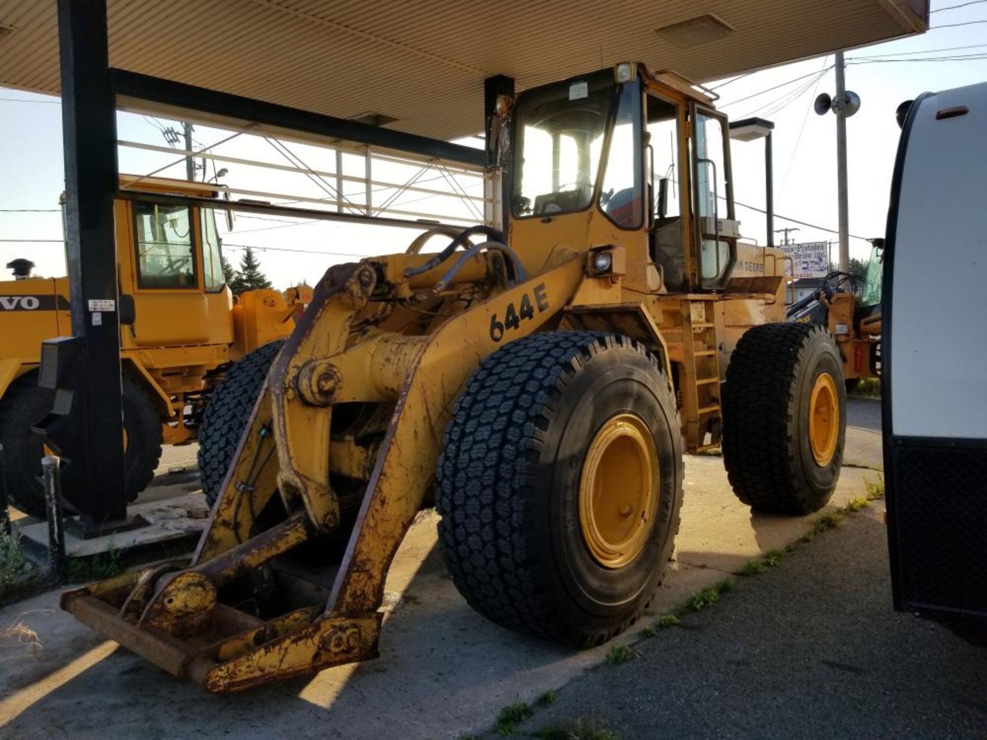 1989 Chargeur sur roues John Deere 644E, 19 109 hres, diesel, pneus 23.5R25 à inspecter #235